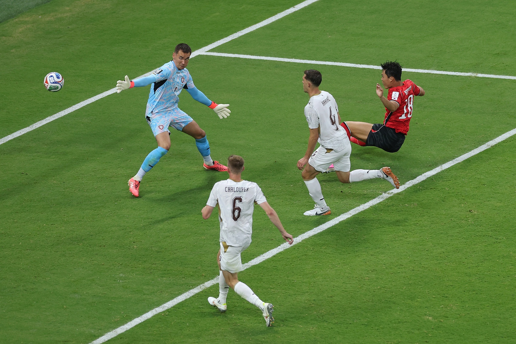 遭韩国2-1逆转,捷克球员:他们让我们三分钟碰不到球,逼抢完全没用 遭韩国2-1逆转,捷克球员:他们让我们三分钟碰不到球,逼抢完全没用