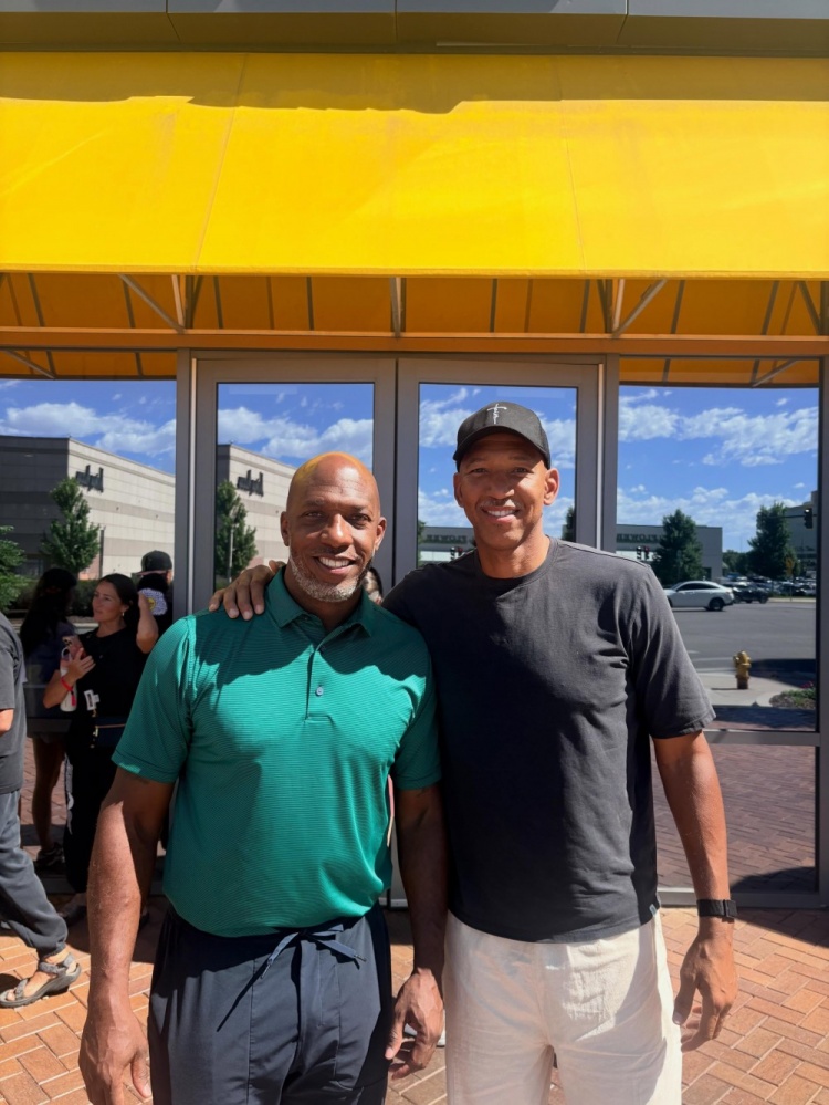 蒙蒂晒与比卢普斯合影，后者涉电诈案仍留队