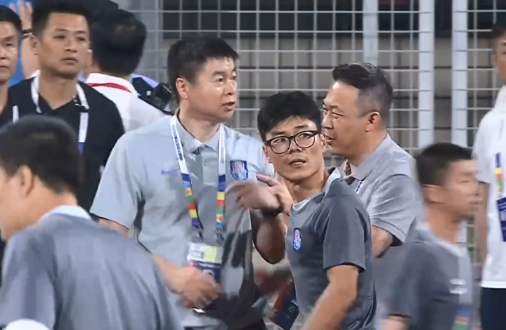 围堵裁判领红牌，于根伟恐遭中足联追加停赛