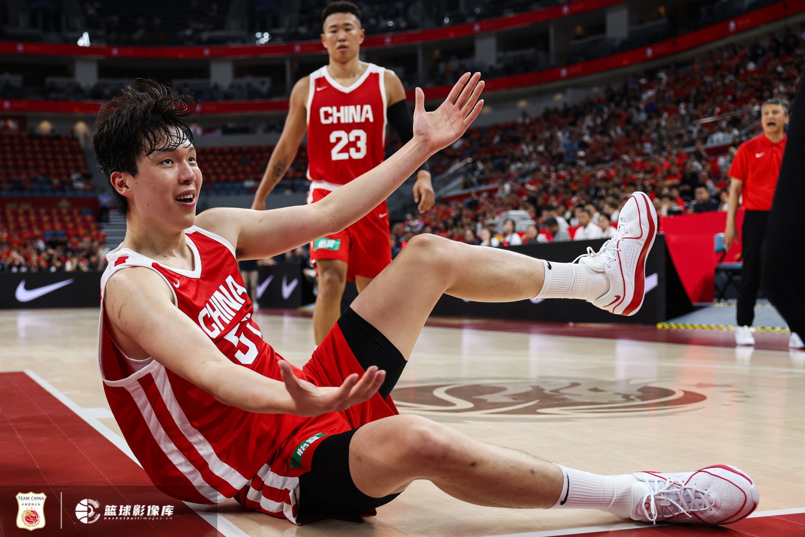 杨瀚森2分44秒2犯4分1助 首节中国男篮21-22落后日本