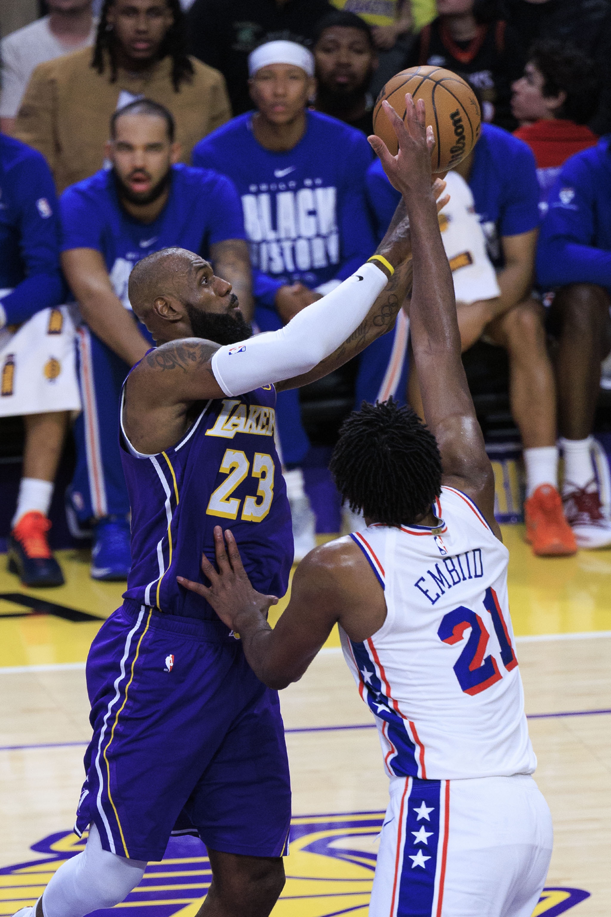 詹姆斯2年800万签约76人 艾弗森直言“不夺冠即失败”