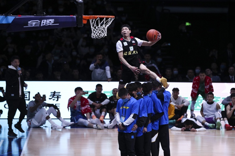 陈登星DUNKMAN联赛A组头名出线 忆扣篮启蒙：看卡特扣篮 偶像是科比