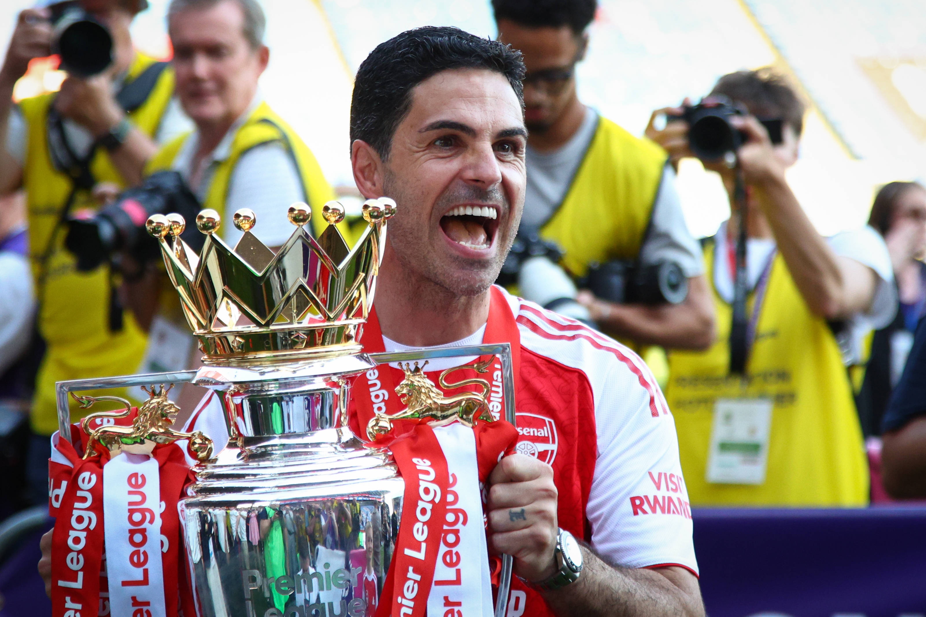 贝索斯所在财团16.5亿镑购利物浦1/3股份 恩佐夏窗留队