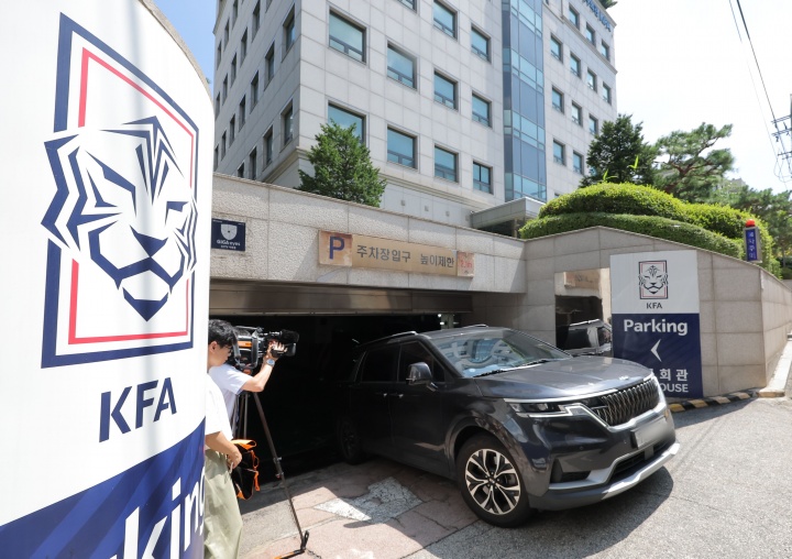 韩媒：韩国足协8次性招待 对象含3名中国足协人士