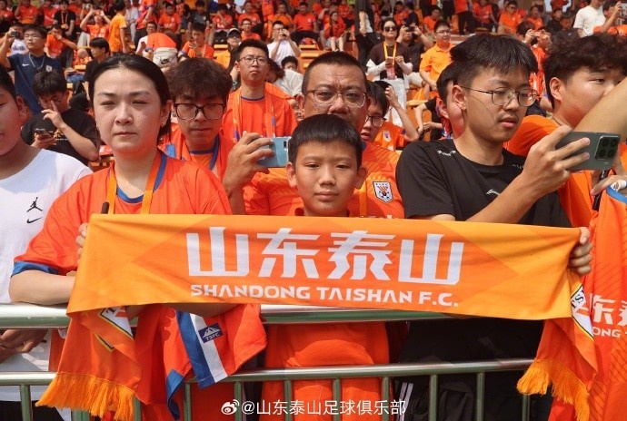 泰山队开放日200名球迷到场 下午兵发青岛备战西海岸 泰山队开放日200名球迷到场 下午兵发青岛备战西海岸