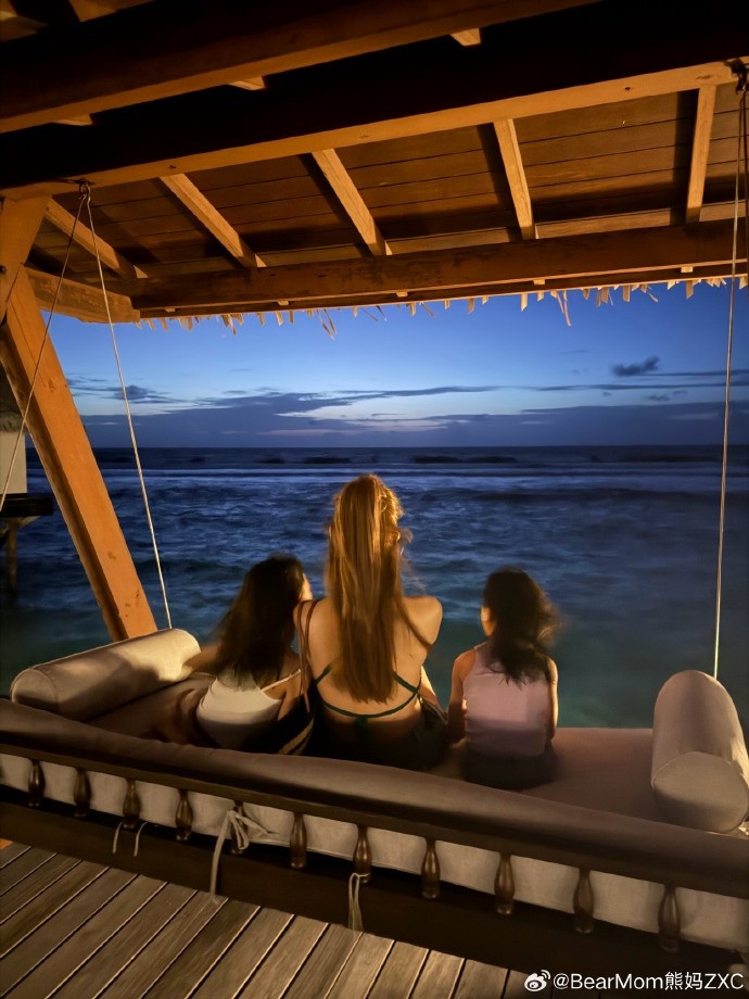 翟晓川妻子晒全家马尔代夫度假照：赴十年之约 变黑哪有快乐重要